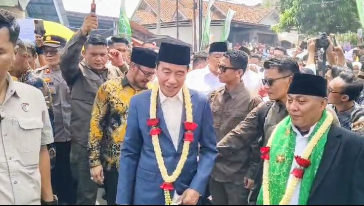 Jokowi Jalan Kaki 500 Meter di Tengah Lautan Warga, Kereta Kencana Paksi Naga Liman Justru Tak Dinaiki