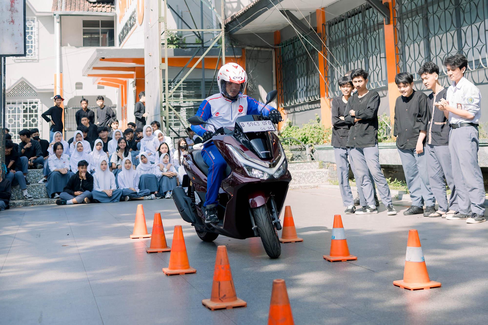 PCX School Day Out Hadirkan Edukasi dan Hiburan Seru bersama Pelajar SMA