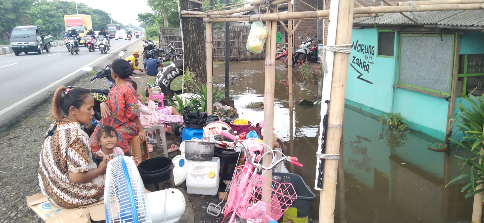 Banjir Rob di Indramayu, Warga Eretan Kulon Mengungsi ke Jalan
