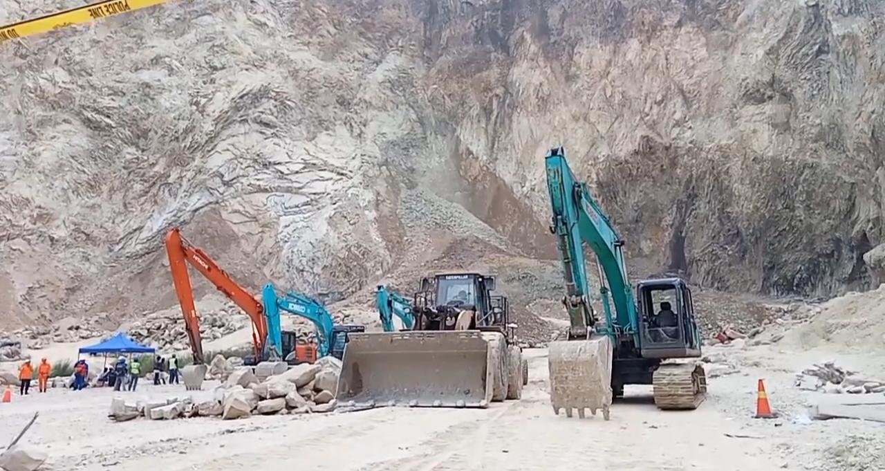 Terjadi 3 Kali Longsor Susulan Sejak Sabtu - Minggu di Gunung Kuda, Upaya Evakuasi Dihentikan Sementara