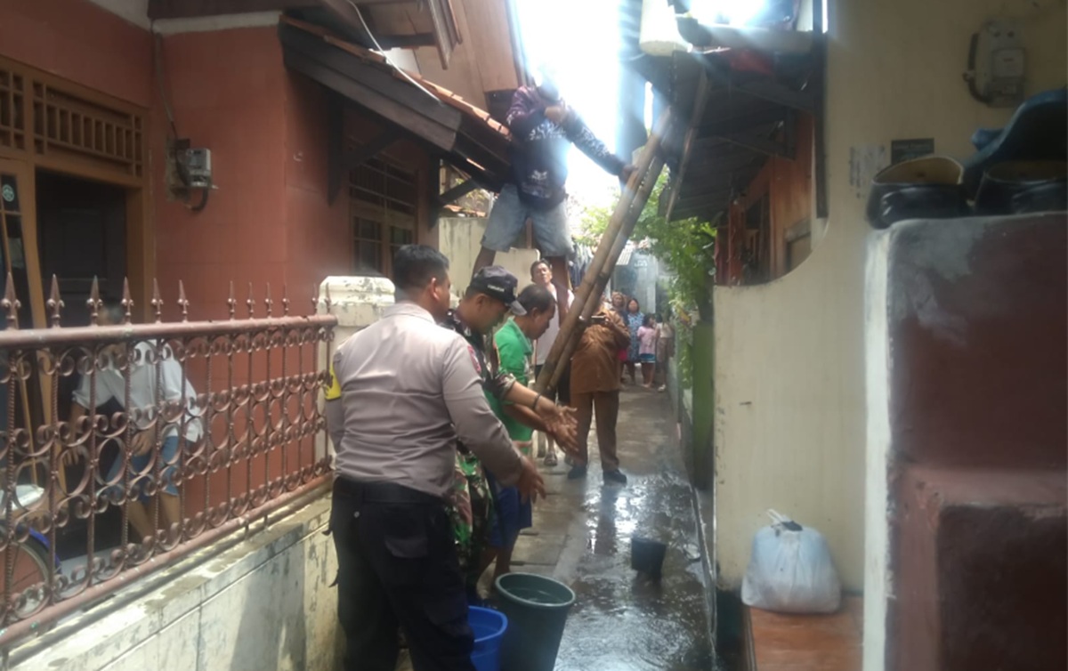 Detik-detik Kebakaran di Kasepuhan Cirebon Berhasil Dikendalikan