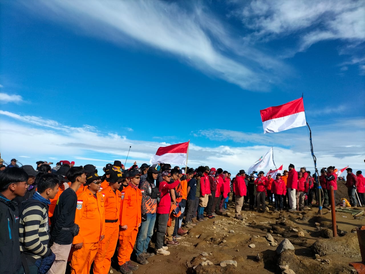 445 Pendaki Peringati HUT RI ke-77 di Puncak Gunung Ciremai 