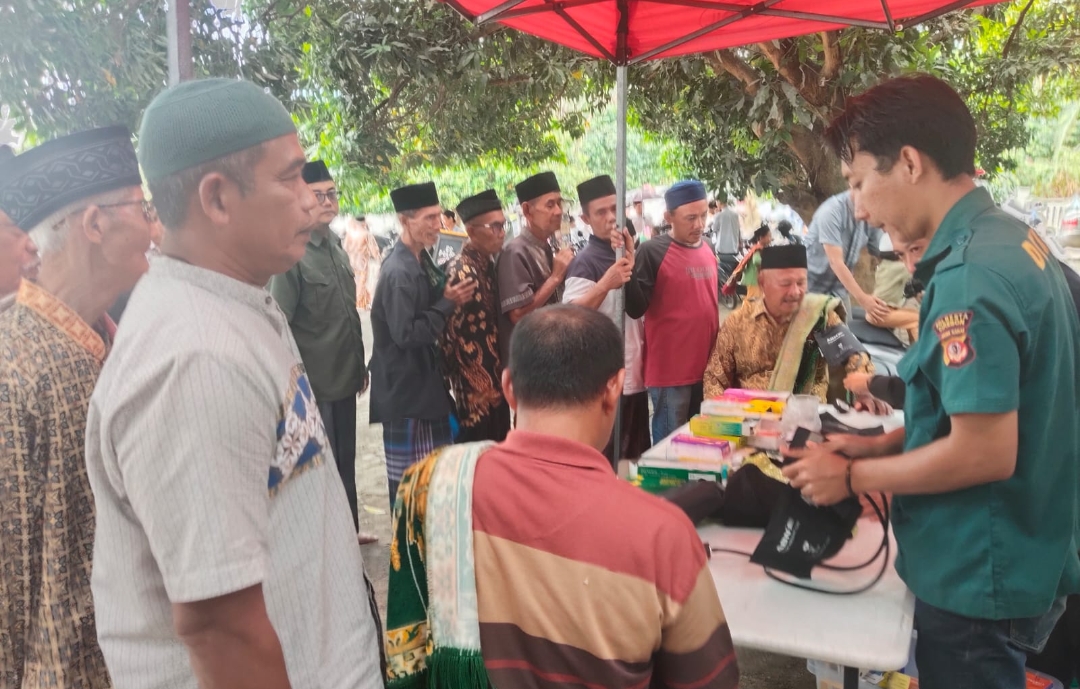 Polresta Cirebon Gelar Layanan Kesehatan Gratis, Jamaah Masjid Ar Rodloh Sumber Sambut Positif 