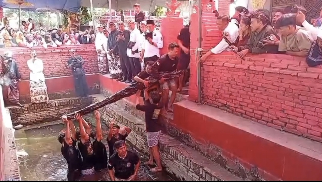 Tradisi Unik di Cirebon, Buyut Kayu Mati Dimandikan Setiap 19 Mulud, Airnya Diburu Warga untuk Ngalap Berkah