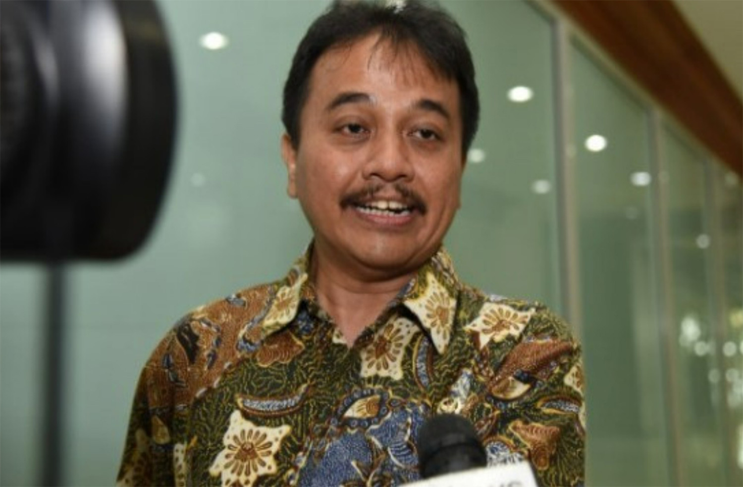 Begini Alasan Roy Suryo Mengunggah Meme Candi Borobudur Mirip Wajah Jokowi
