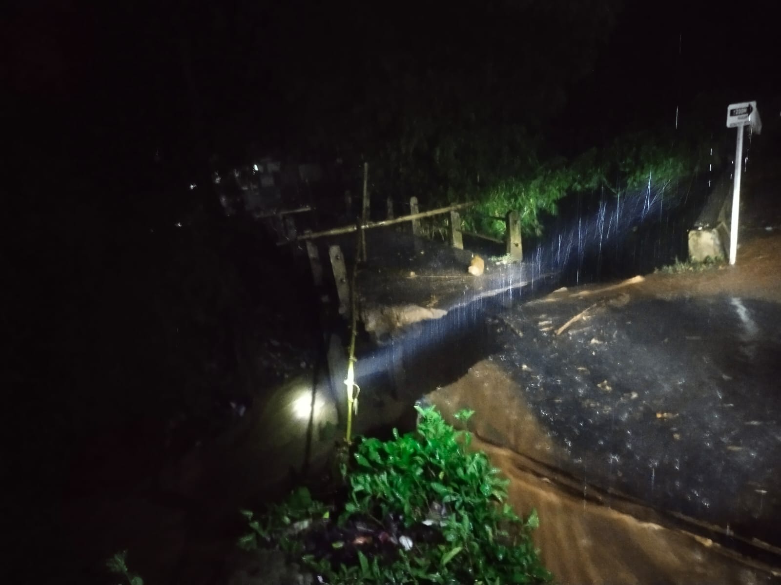 Jembatan di Desa Penpen Cirebon Ambruk, Imbas Hujan Deras