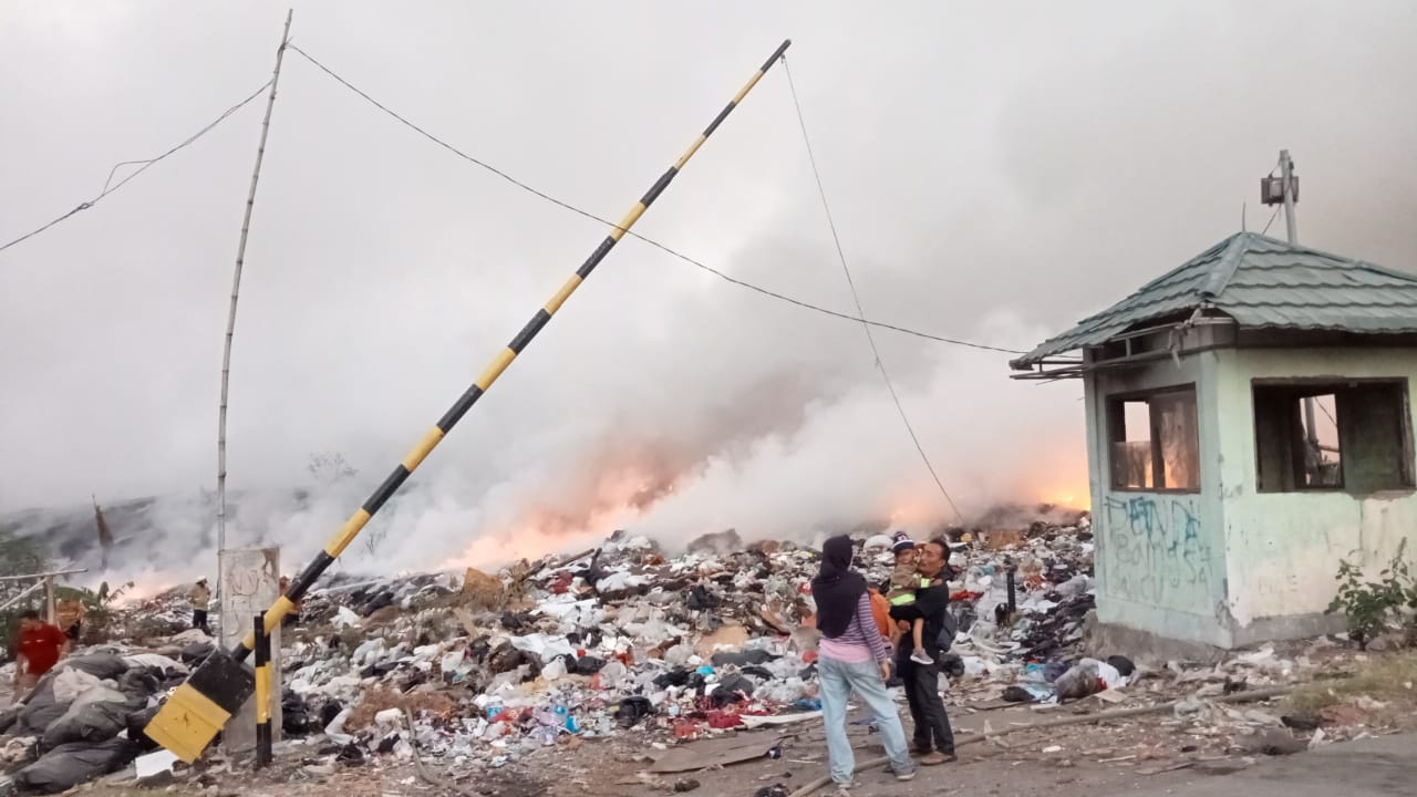 TPA Kopi Luhur Cirebon Terbakar, Kepulan Asap Membumbung Tinggi