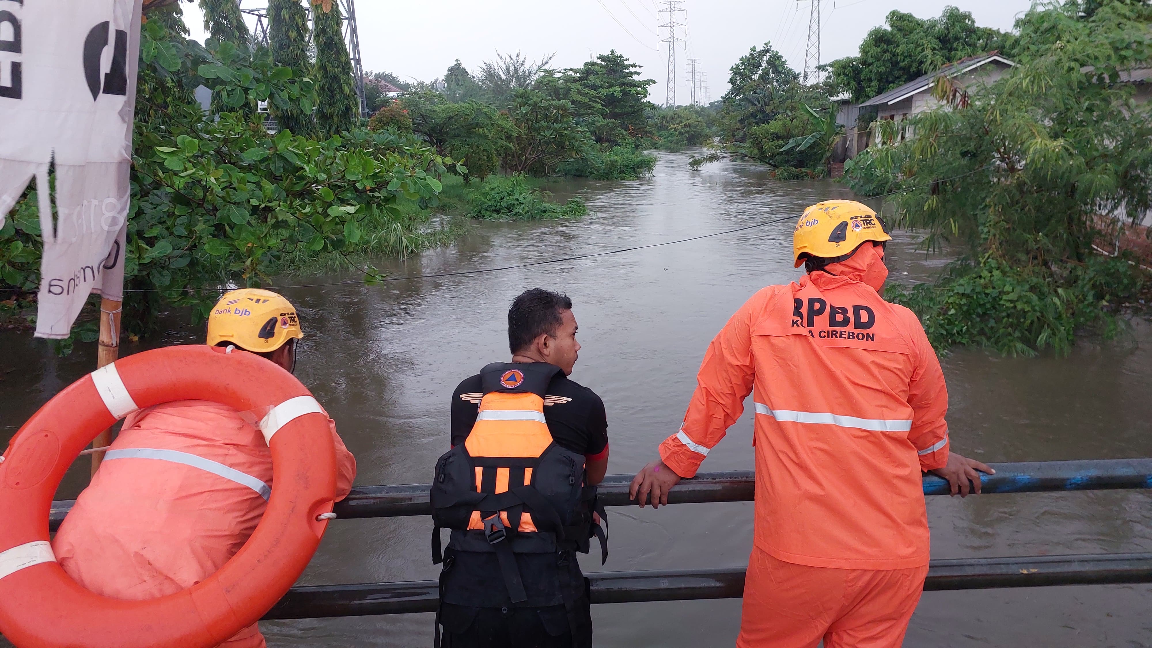 BREAKING NEWS; BPBD Kota Cirebon Terima Laporan Ada Lansia Hanyut Terbawa Arus