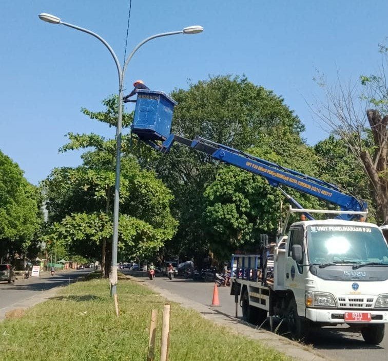 UPT PJU Dishub Cirebon Rutin Lakukan Pemeliharaan Lampu Jalan Demi Keamanan dan Kenyamanan Warga