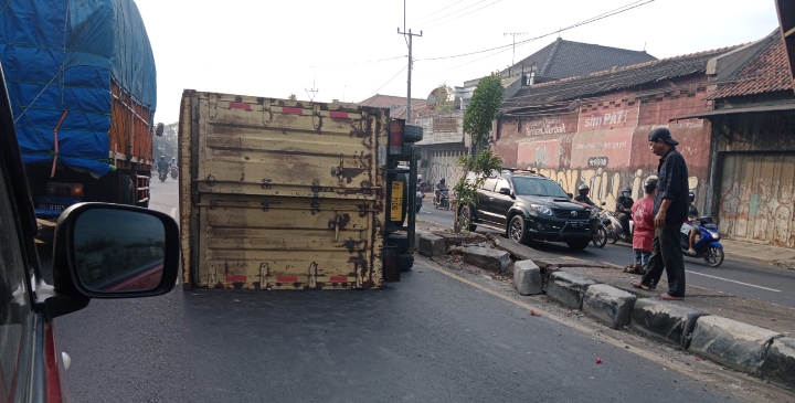 Mobil Truk Box Terguling, Jalan Pantura Kedawung-Palimanan Macet 