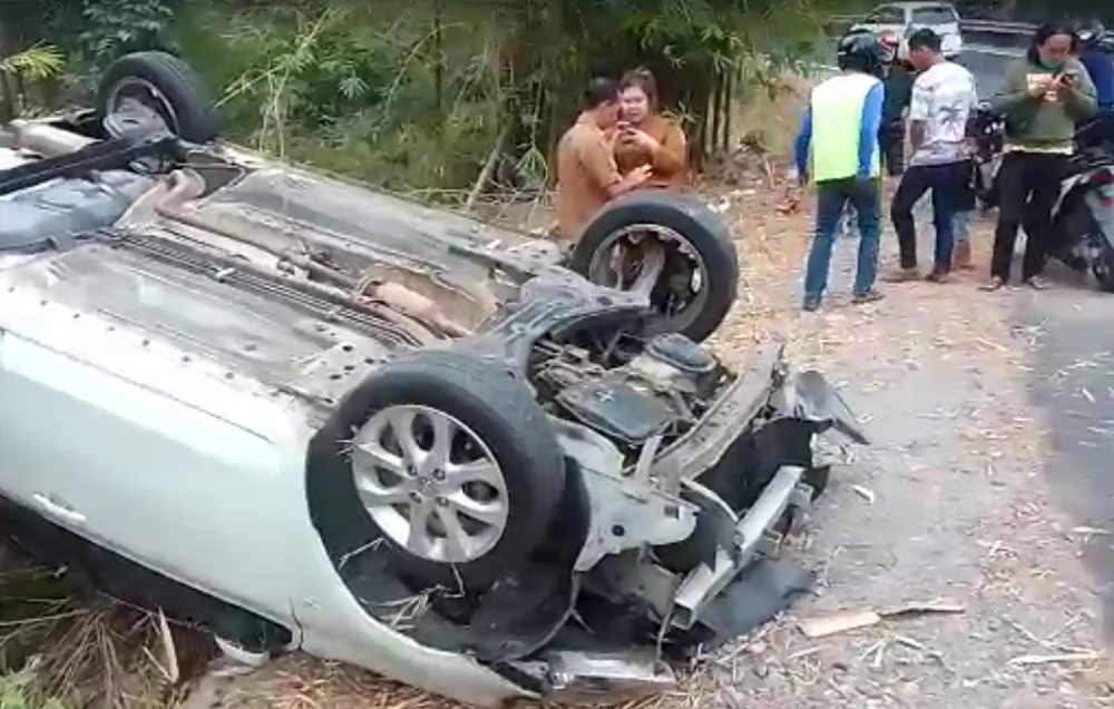 Mobil Terbalik di Plangon Cirebon, Pengemudi Diduga Kurang Hati-hati, Tiba-tiba Oleng ke Kanan