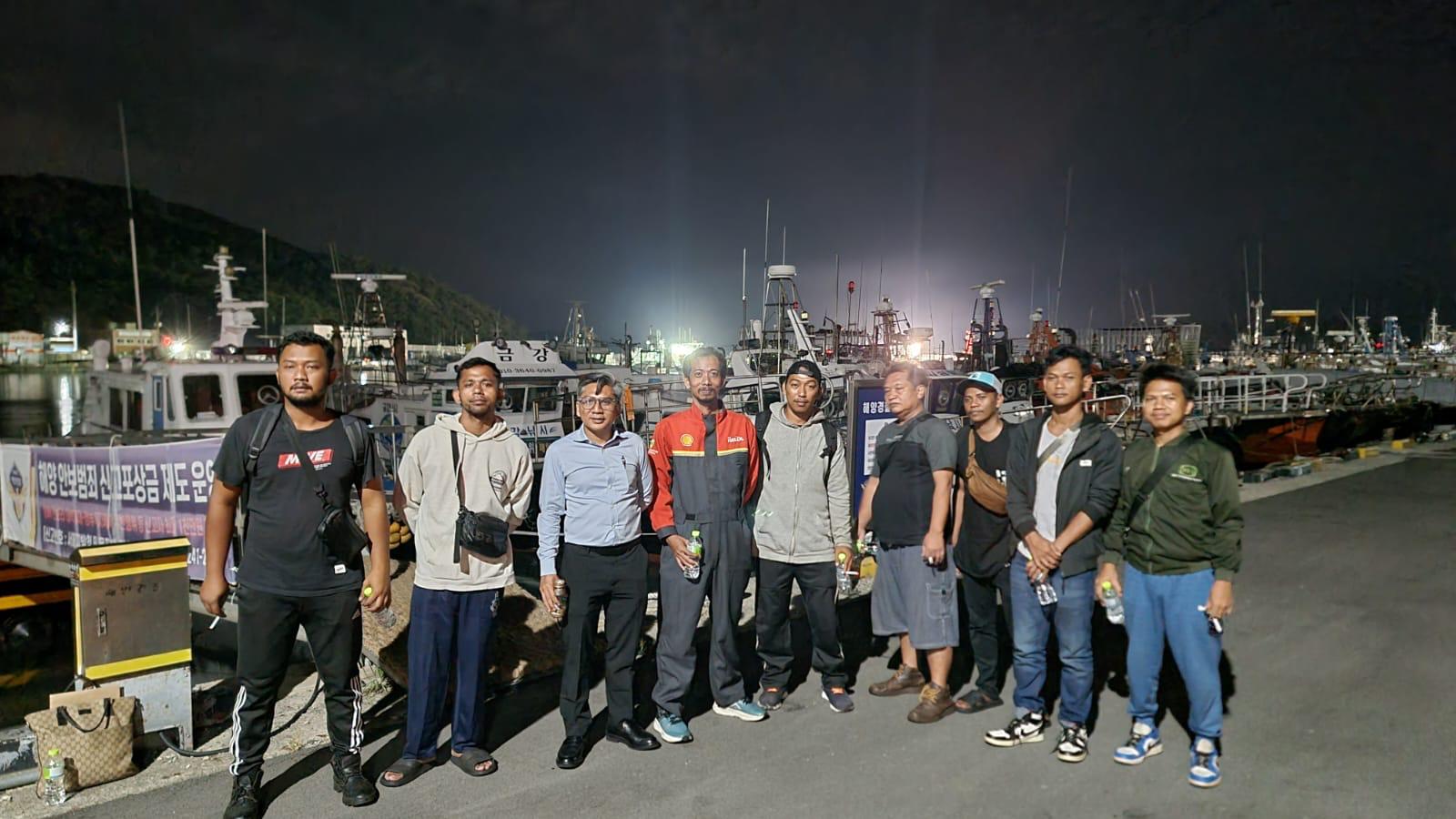 Bakamla RI–Korea Coast Guard Selamatkan 8 ABK WNI dari Dugaan TPPO di Korsel