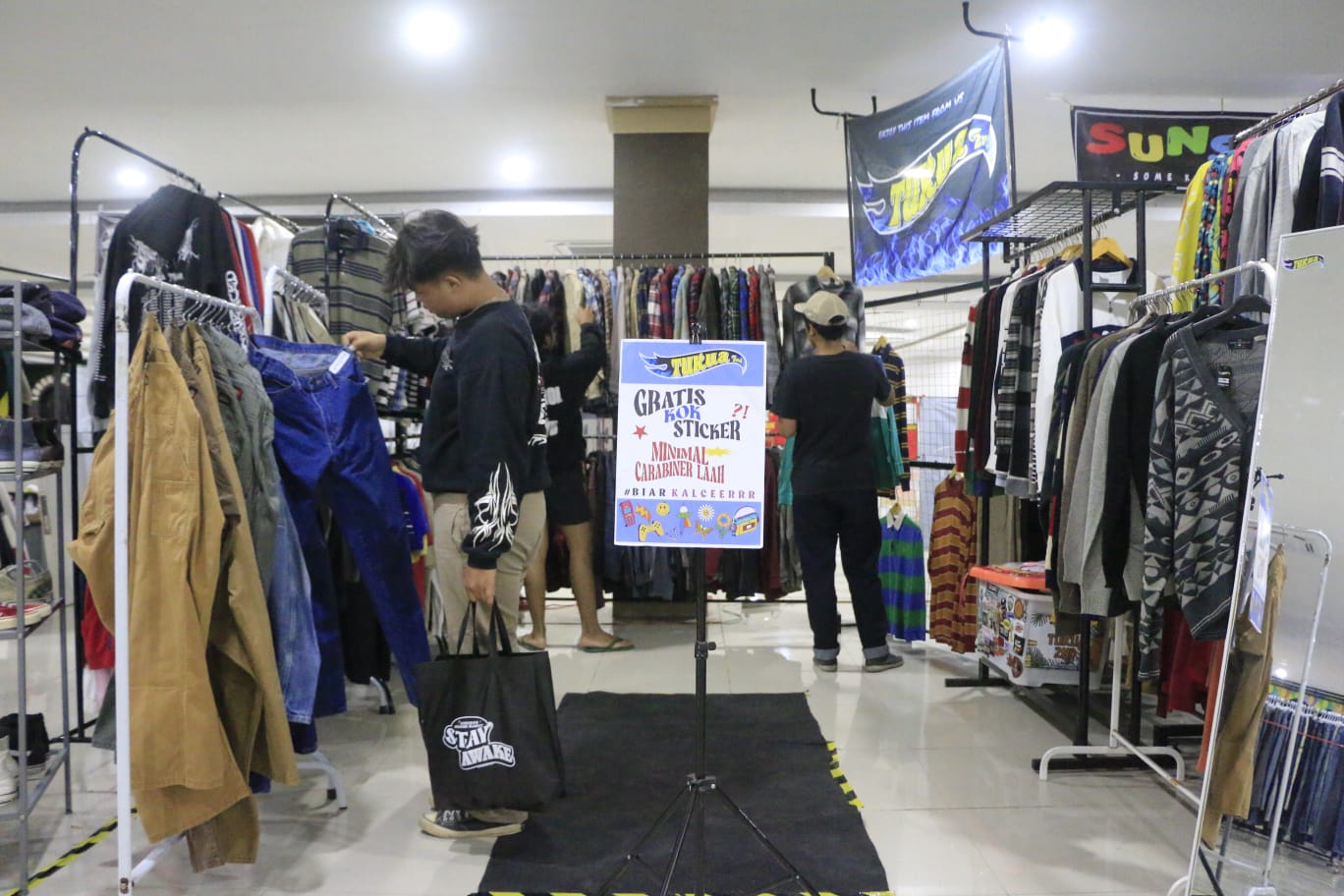 Cirebon Second Market Tetap Eksis, Thrifting Makin Digandrungi Pelajar dan Mahasiswa