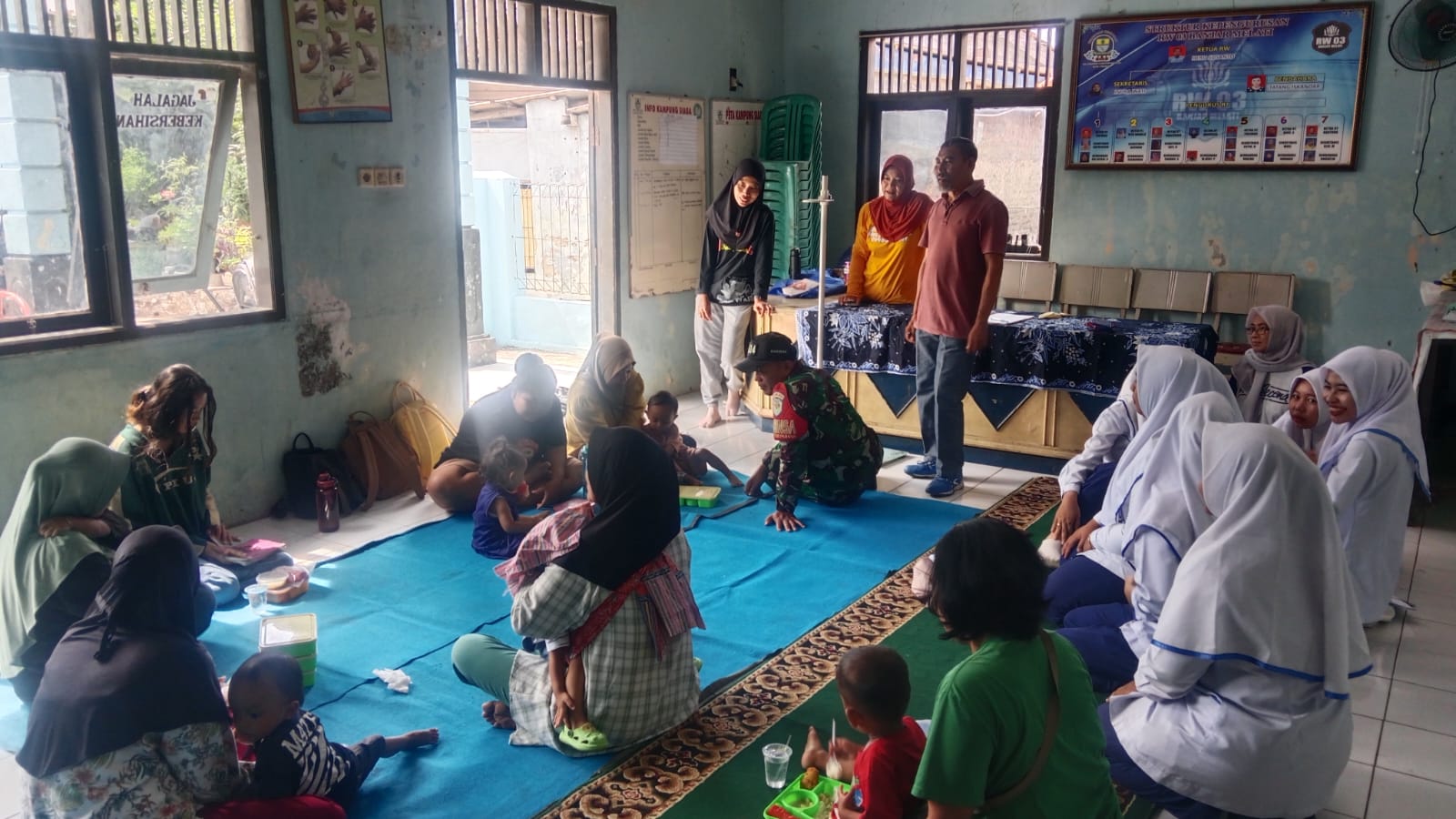Babinsa Kesepuhan Dampingi Kegiatan Pemberian Makanan Tambahan untuk Balita Stunting