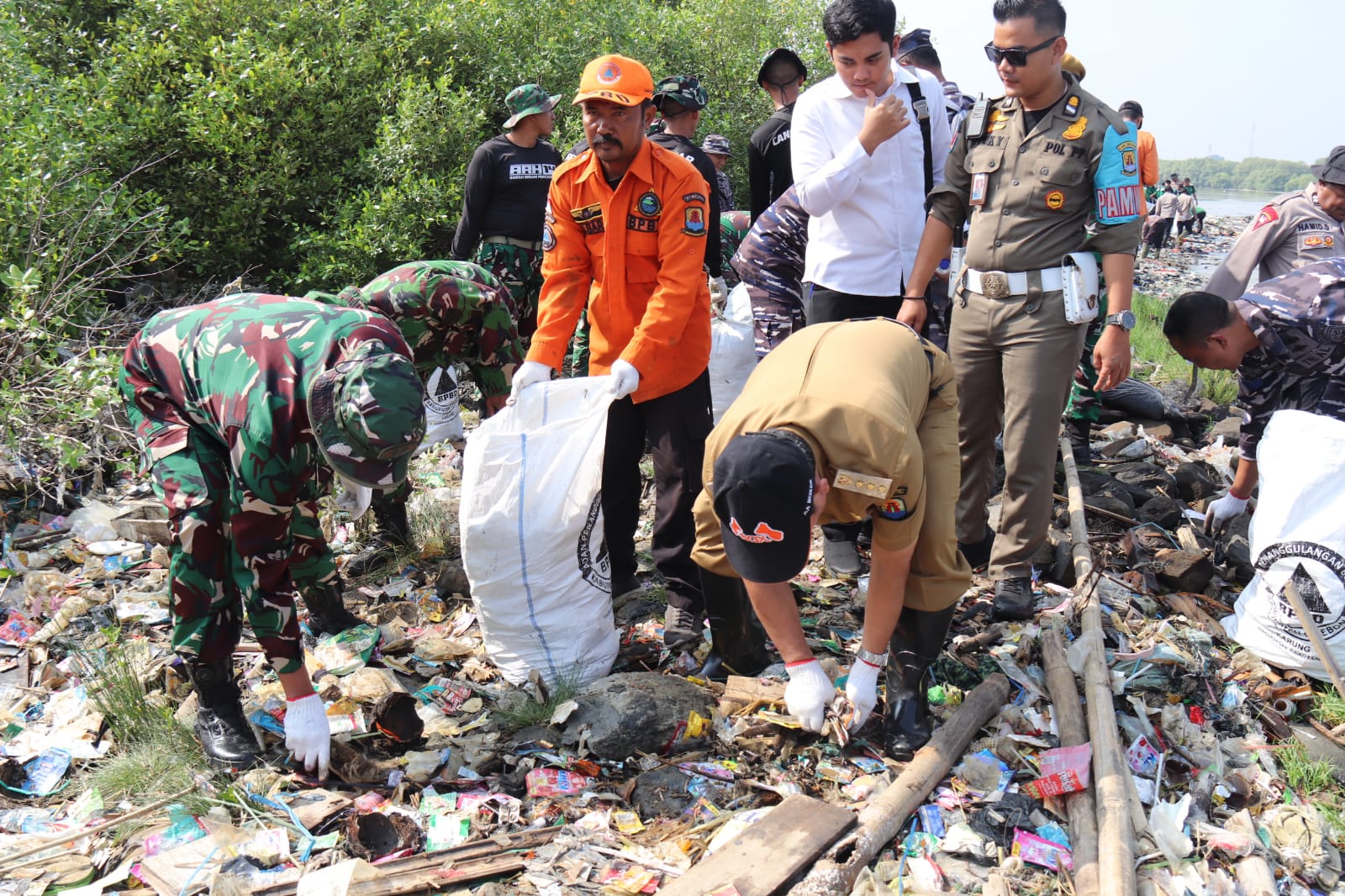 Pantai Baro Cirebon Dikepung Sampah Kiriman, Forkopimda Lakukan Aksi Bersih-bersih