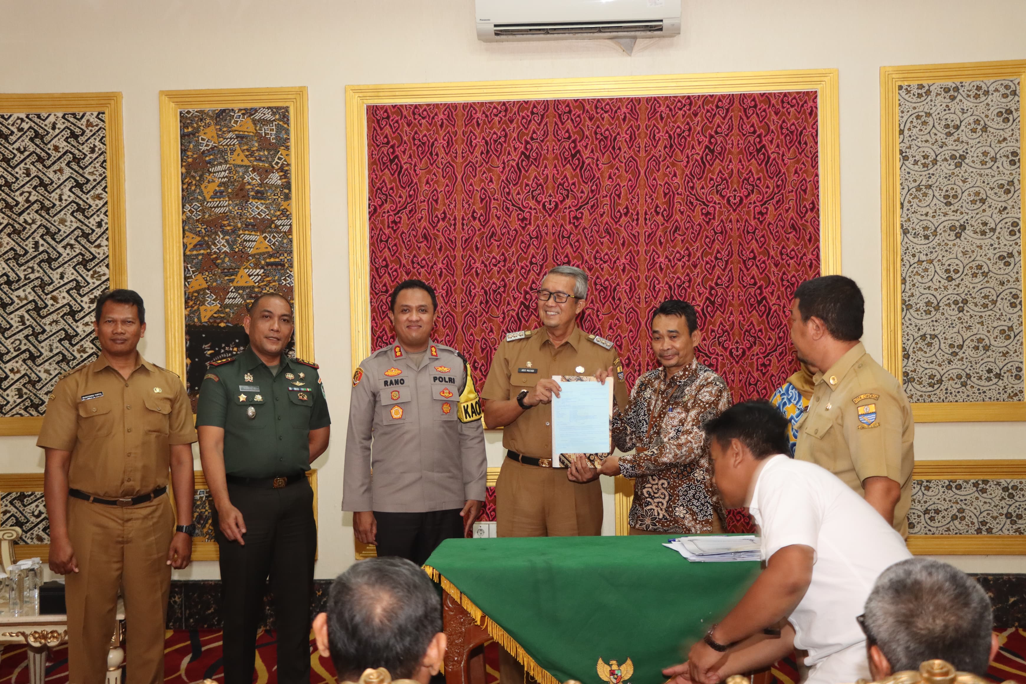 Kapolres Cirebon Kota Hadiri Acara Penandatanganan NPHD Pilkada 2024 di Balai Kota Cirebon
