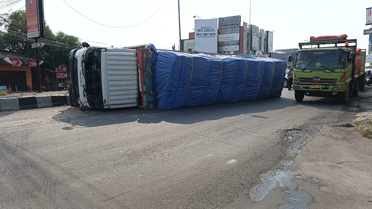 Diduga Sopir Ngantuk, Truk Tronton Terguling di Kedawung Cirebon