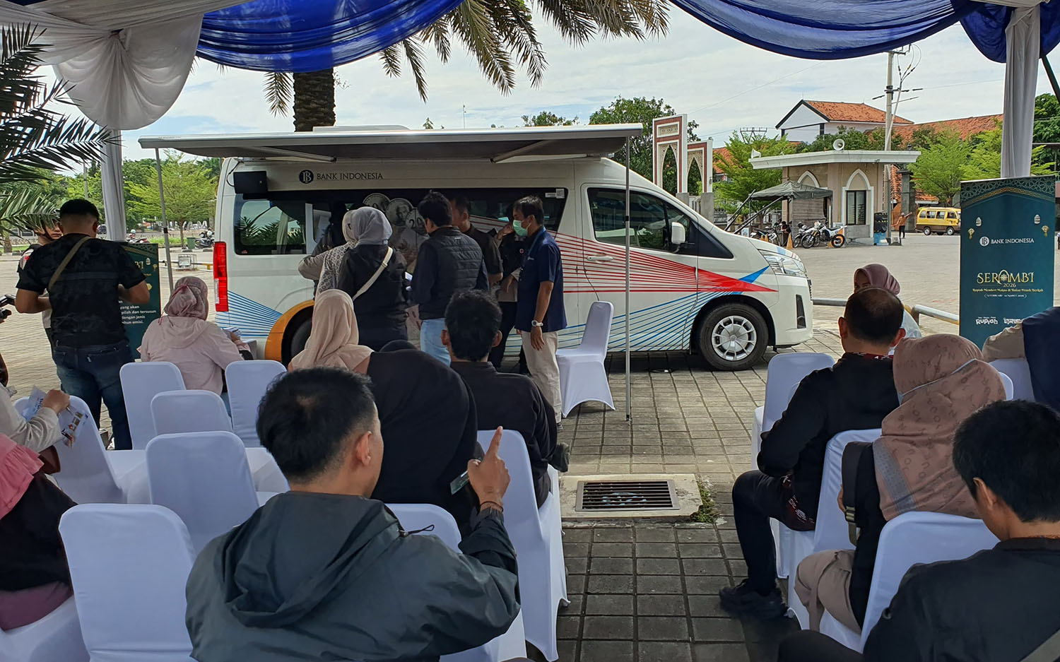 Gerai Penukaran Uang Baru Mulai Diserbu Warga Indramayu