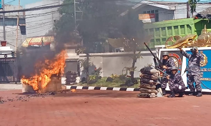 Mako Lanal Cirebon Diserang Pesawat Tak Dikenal, Bangunan Terbakar, 2 Prajurit Terluka 