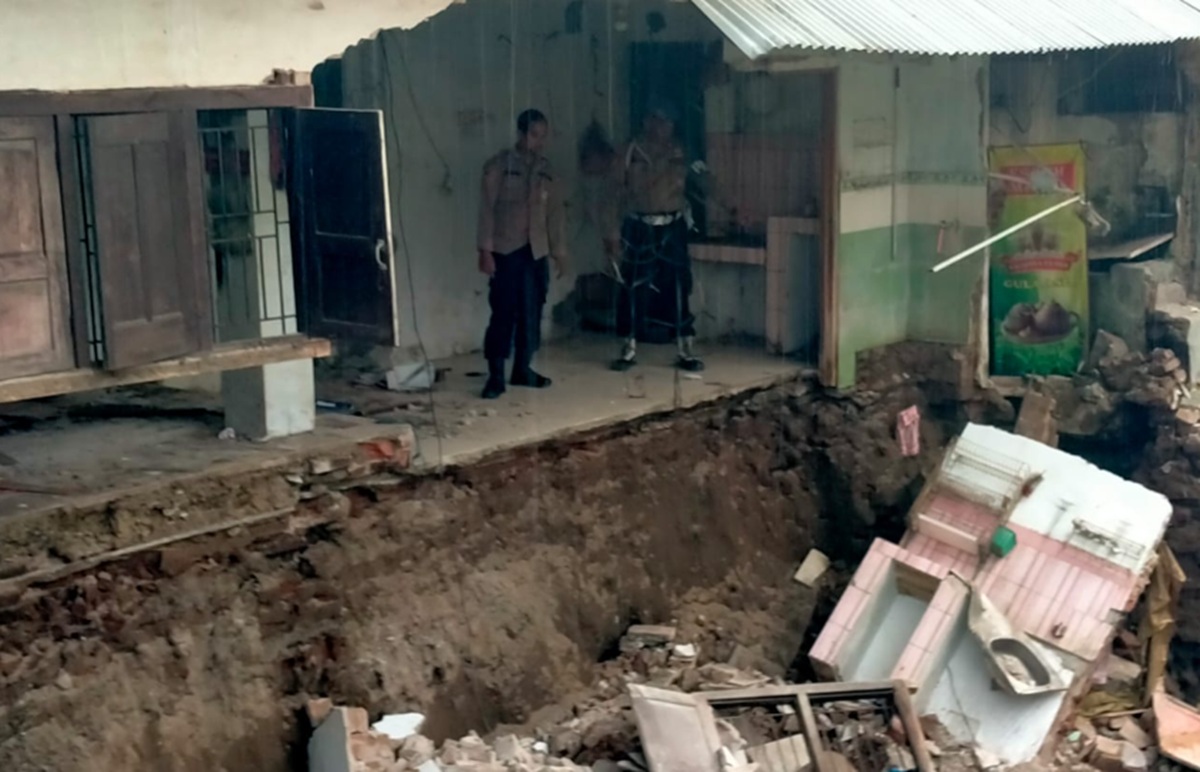 Diterjang Abrasi Sungai, Rumah Warga Cirebon Ambruk Usai Hujan Lebat