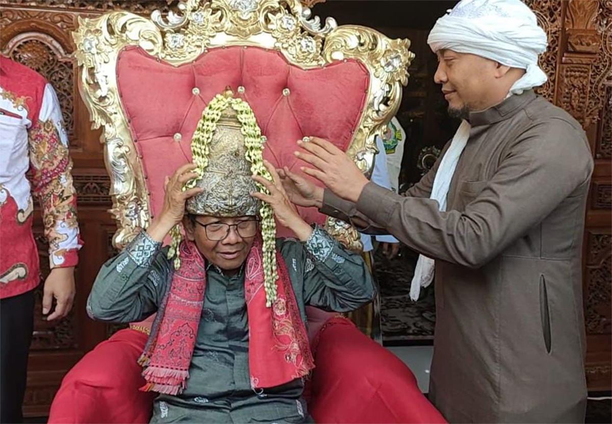 Mahfud MD dan Ujang Bustomi Bertemu di Cirebon, Pakai Mahkota Prabu Siliwangi sampai Diskusi Soal Santet