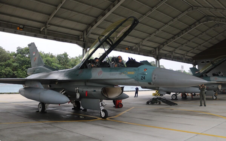 CANGGIH! Pesawat Tempur F16 TNI AU yang Terbang di Langit Cirebon, Prabowo Subianto: Sangat Cepat