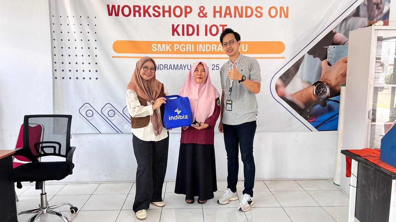 Telkom Dukung Transformasi Pendidikan Vokasi SMK PGRI Indramayu melalui KiDi IoT