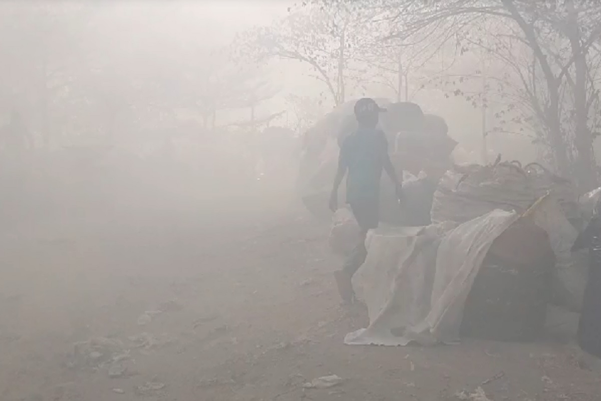 Asap Tebal Akibat Kebakaran TPA Kopi Luhur, 2 Ibu dan 3 Anak-anak Dievakuasi karena Sesak Nafas