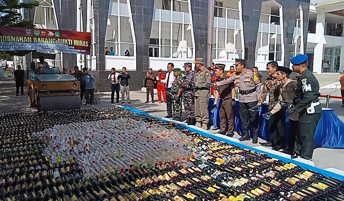 Hasil Oprasi Pekat, 8.000 Botol Miras Dimusnahkan Polres Cirebon Kota