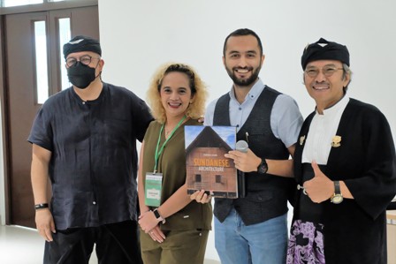UNPAR Kenalkan Iket dan Arsitektur Sunda ke Mahasiswa Asing Studi di Jawa Barat