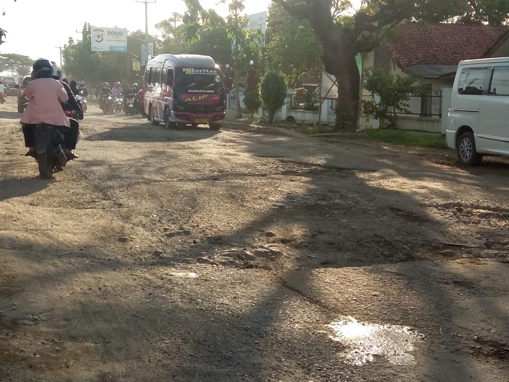 Jalan Pabuaran Jatiseeng Cirebon Rusak Berat, Ada Kabar Baik, Silakan Dibaca