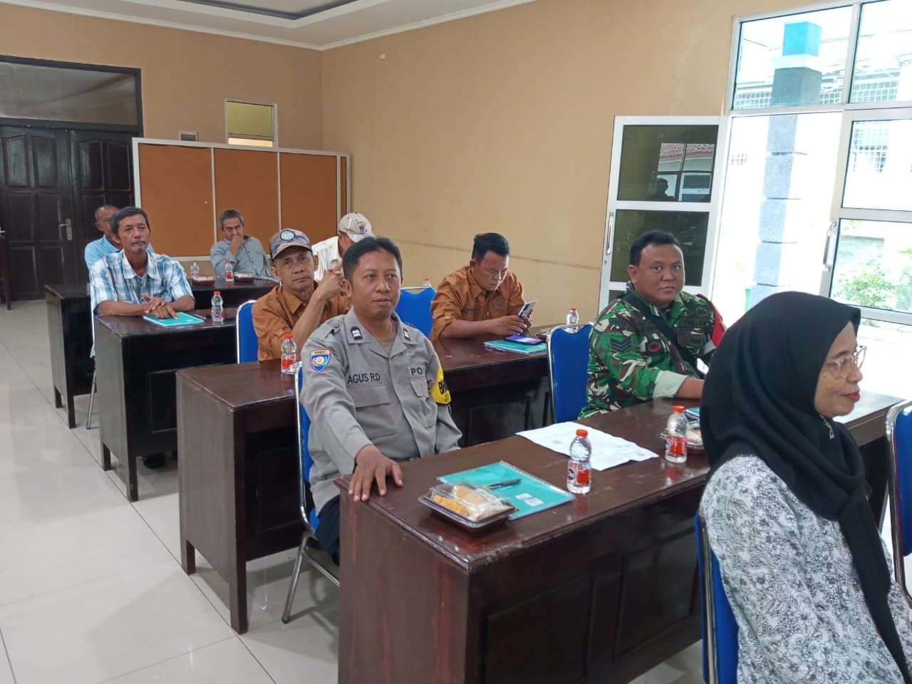 Babinsa dan Bhabinkamtibmas Panjunan Hadiri Bimtek Penggiat P4GN dalam Program Kelurahan Bersinar