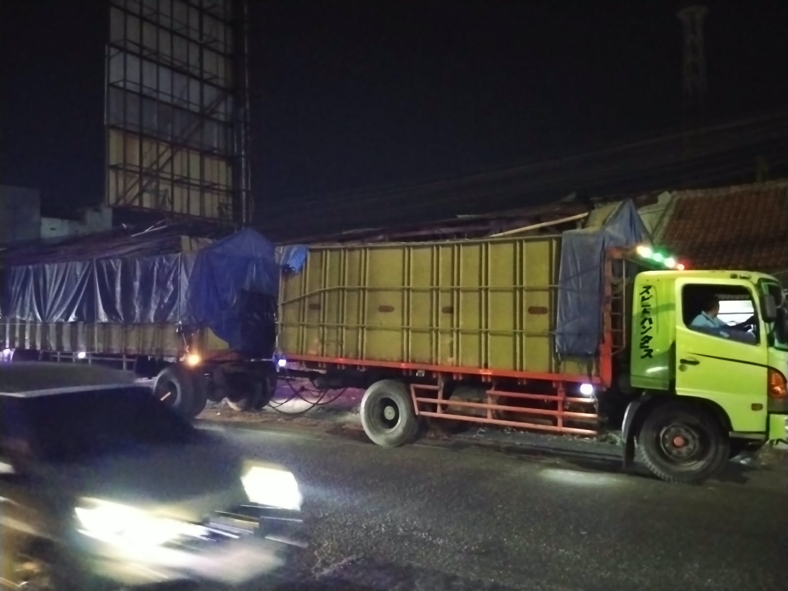 Kecelakaan di Kedawung Cirebon: Yamaha Aerox Tabrak Truk Gandengan, Begini Kondisinya