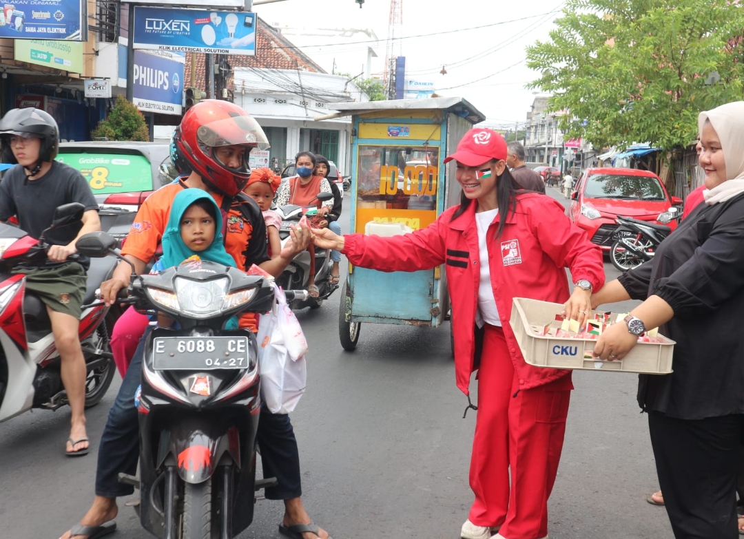 Aksi Peduli Palestina, PSI Kota Cirebon Bagikan Ratusan Semangka