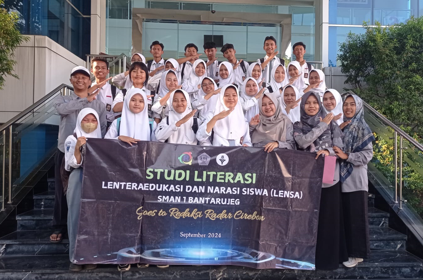 Perdalaman Ilmu Jurnalistik, SMAN 1 Batarujeg Kunjungi Kantor Radar Cirebon