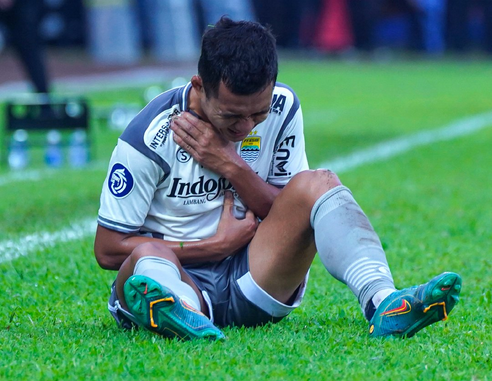 Pemain Persib Erwin Ramdani Cedera Parah, Akan Istirahat Panjang Setelah Operasi