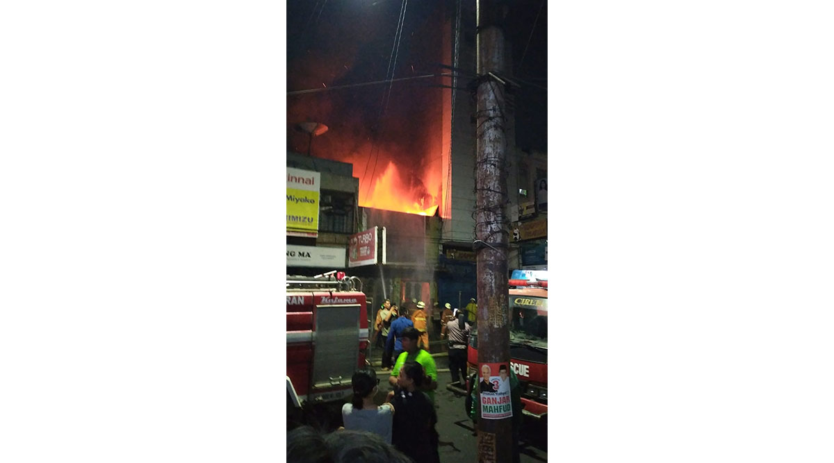 BREAKING NEWS: Malam Natal Terjadi Kebakaran di Kota Cirebon, Api Melalap Toko Mainan 