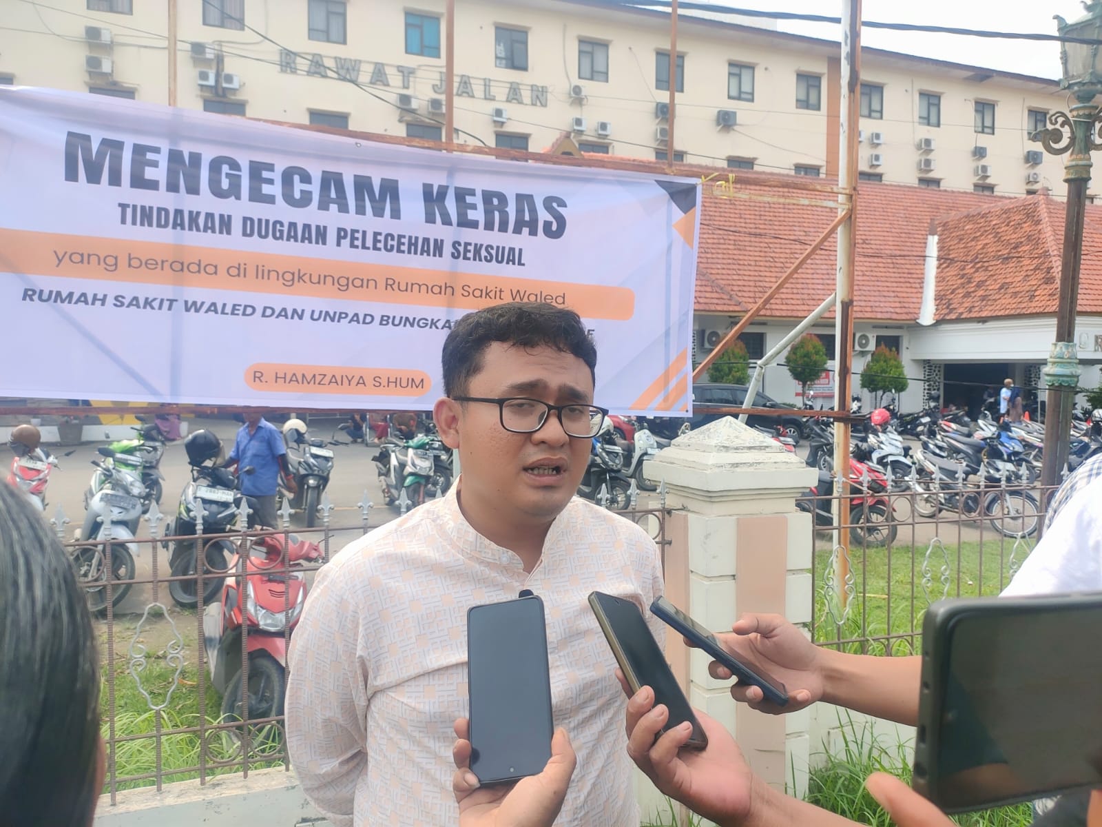 Luapkan Kekecewaan, Keluarga Korban Dugaan Pelecehan Pasang Spanduk di Depan RSUD Waled