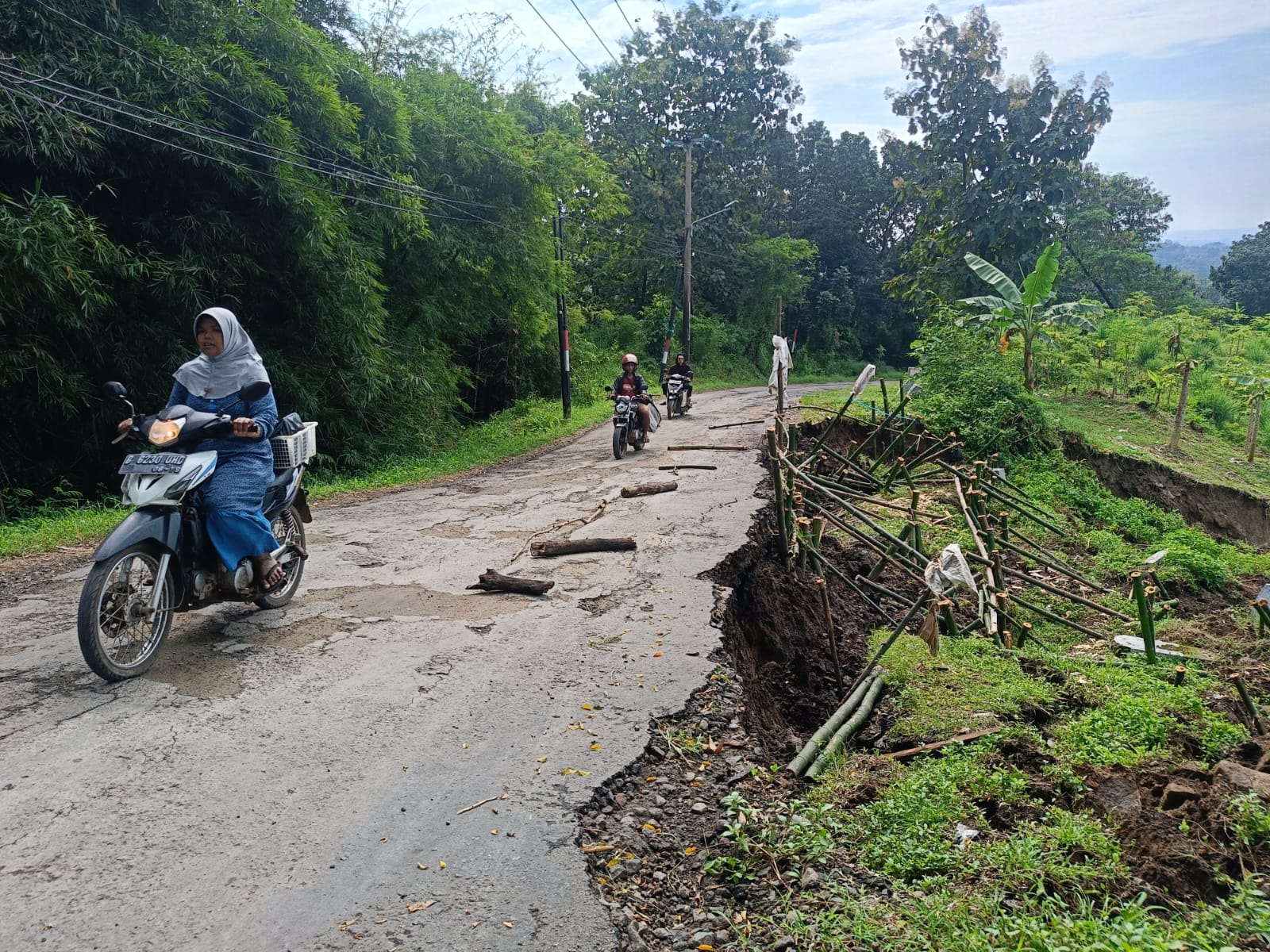 HOROR! Jalur Menuju Desa Belawa Mengalami Longsor, Hingga Saat Ini Belum Ditangani