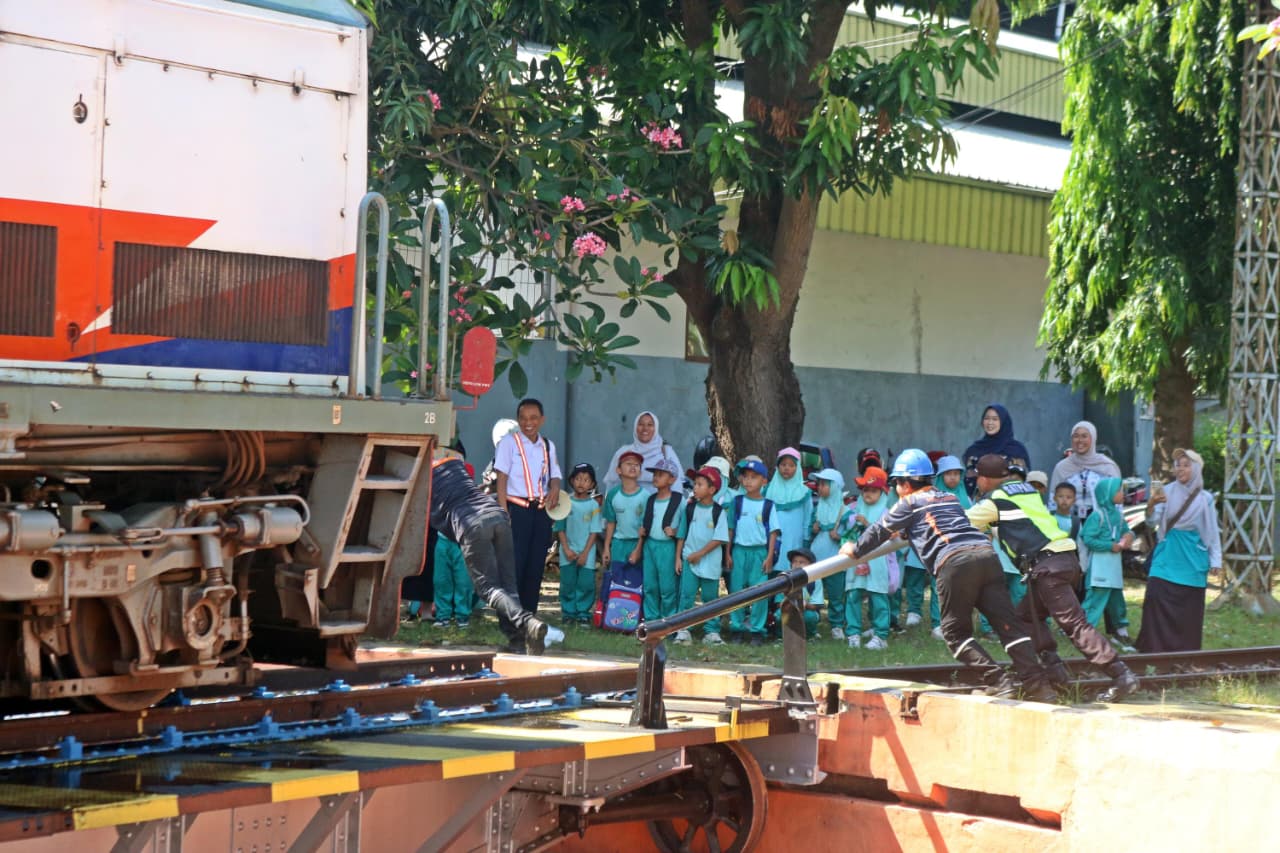 Serunya Belajar Kereta Api di Stasiun Cirebon, Siswa Diajak Kenal Operasional KAI