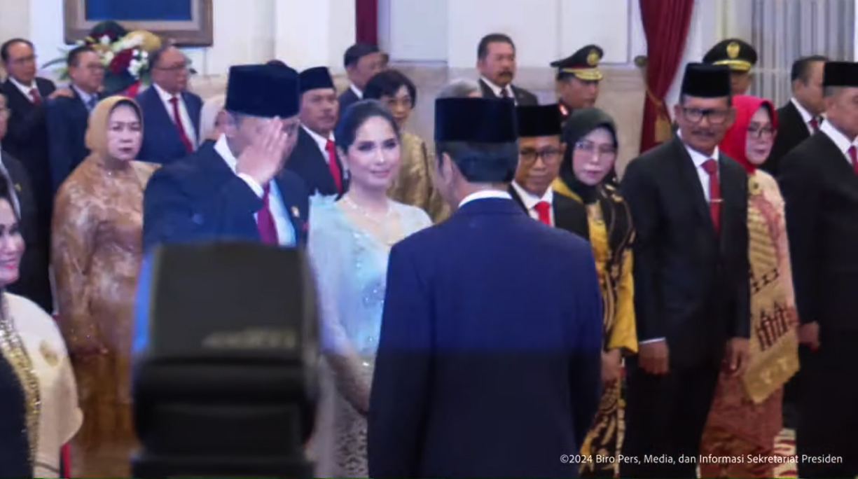 Lihat, Gaya Hormat AHY ke Jokowi usai Dilantik Jadi Menteri, Terlihat Senyum Tipis-tipis