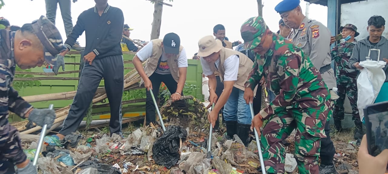 World Cleanup Day 2025, Pemkab Cirebon  dan Ribuan Warga Bersihkan Sungai Ciberes 