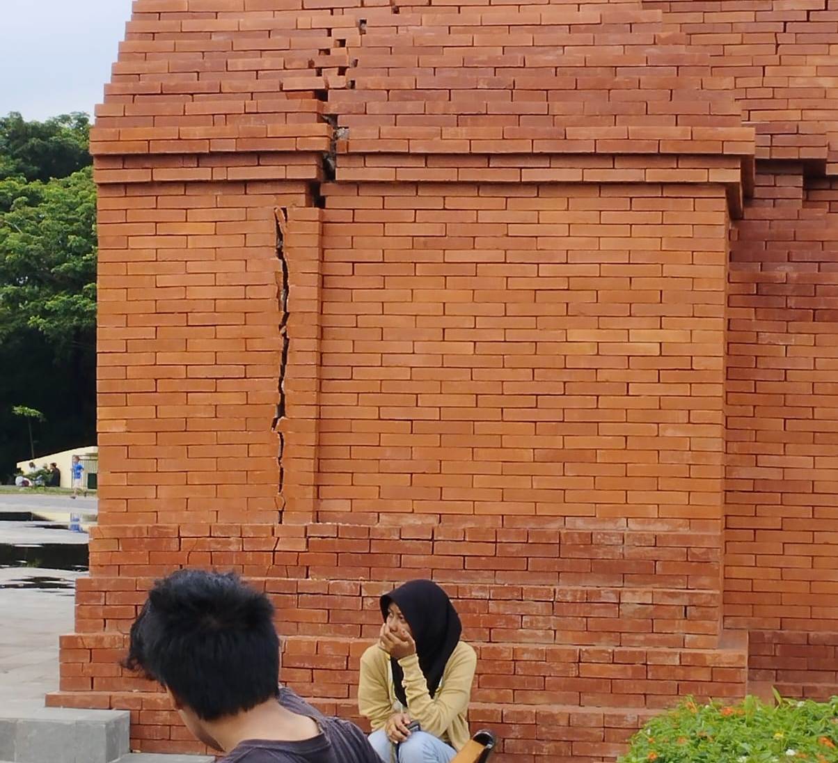 Sebelum Ambruk, Gapura Taman Pataraksa Sudah Retak dan Lantai Ubin Ambles