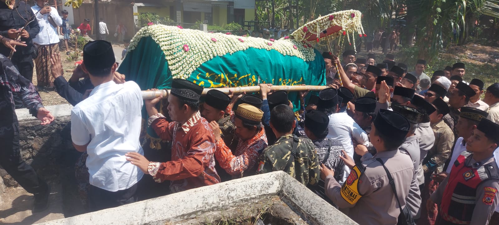 Ribuan Pelayat Hadiri Pemakaman KH Hasanuddin Kriyani di Buntet Pesantren
