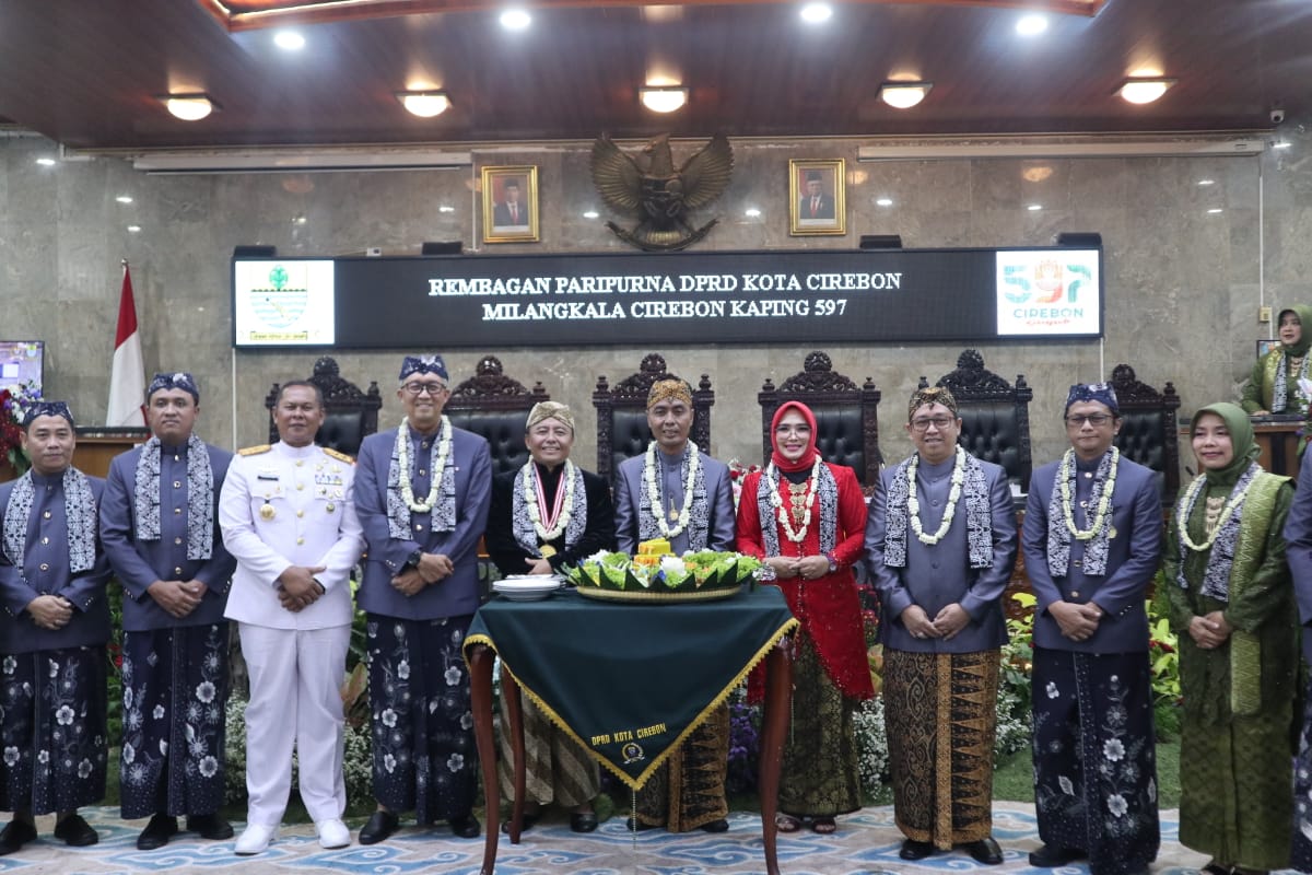 Rapat Paripurna Gunakan Bebasan, Pj Wali Kota Sampaikan Capaian dan Launching Kamus Bahasa Cirebon 