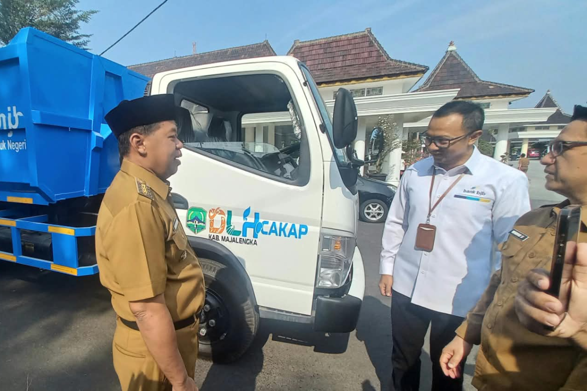 DLH Majalengka Terima Bantuan Mobil Pengangkut Sampah, Total Jadi 14 Armada