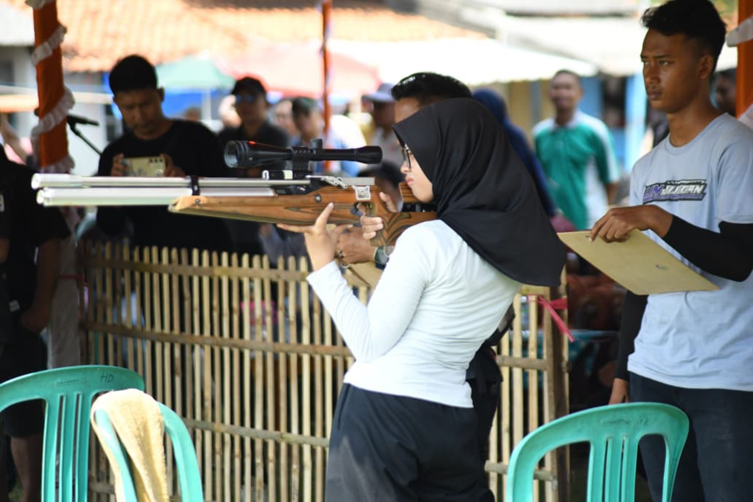 Ratusan Warga Tenteng Senjata di Indramayu, Ternyata Ada Acara Ini