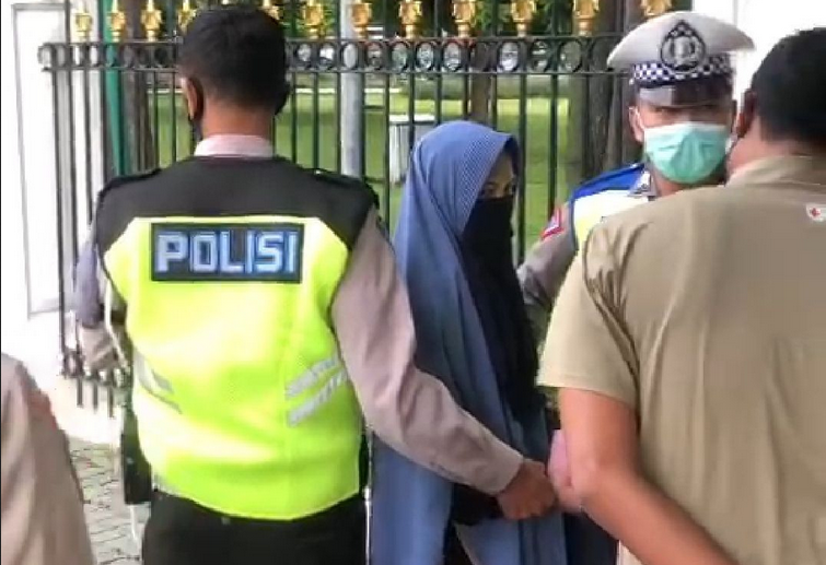 Detik-detik Wanita Bercadar Terobos Istana Negara, Todongkan Pistol ke Paspampres