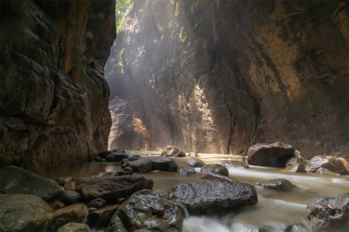 Wisata Tersembunyi Majalengka! Nikmati Pesona Alam Curug Ibun Pelangi