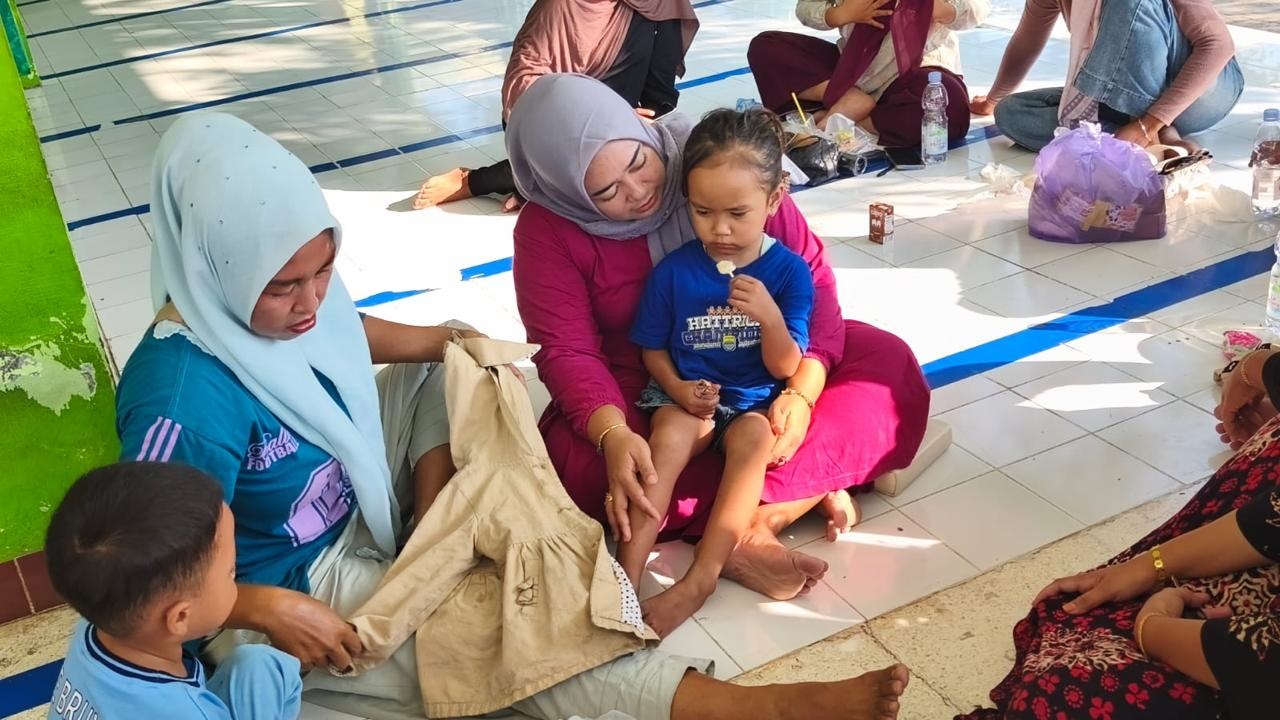 Balita 2 Tahun Diduga Ditinggal Orang Tua di Masjid Gebangkulon, Warga Menanti Keluarga Datang